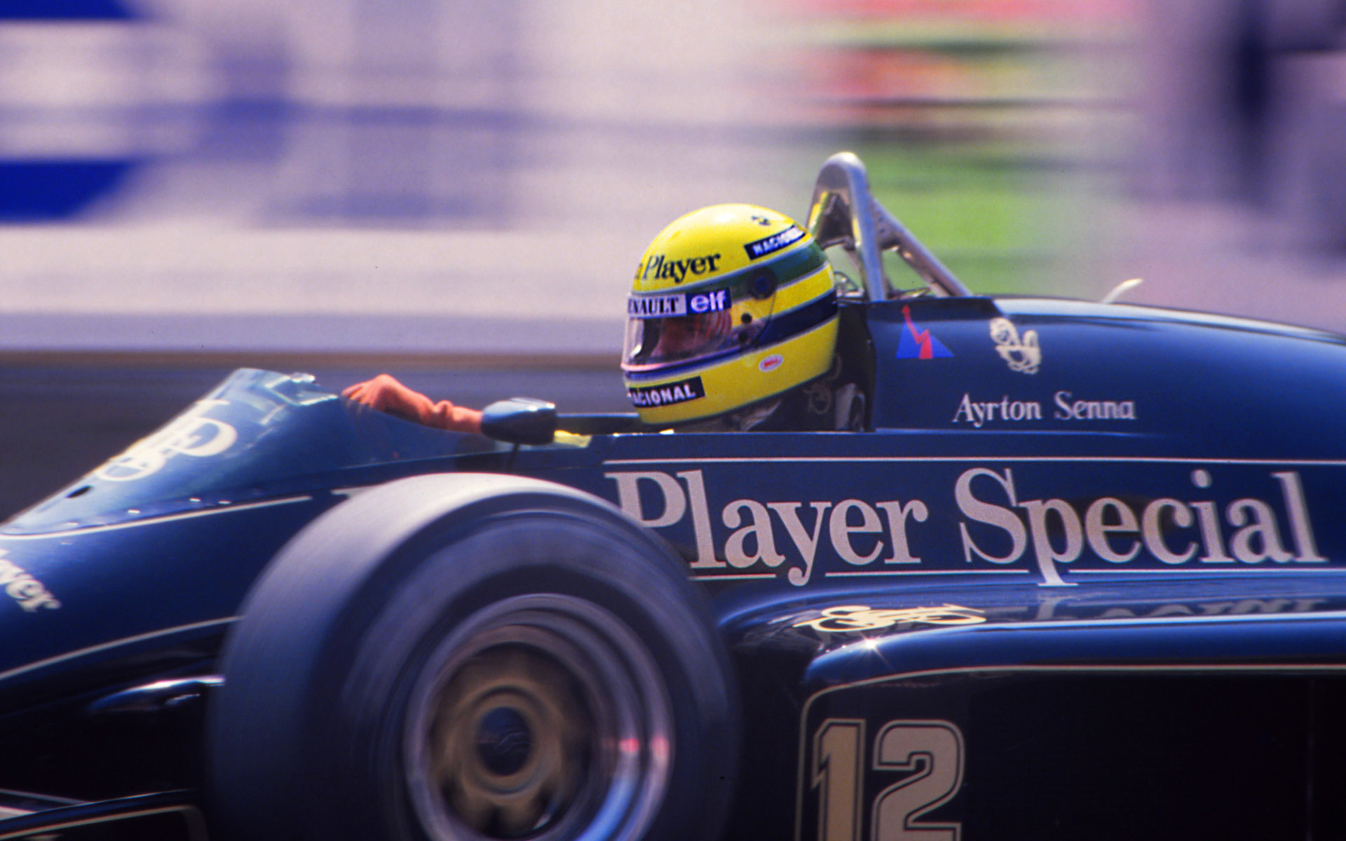 セナが亡くなって30年。写真は1986年モナコGP、マシンはロータス・ルノー