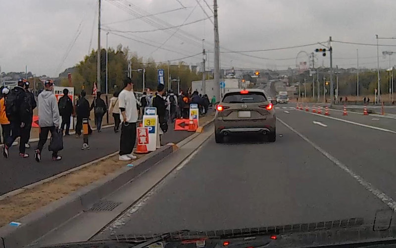 中勢バイパスの手前、民間駐車場に満車の表示。ちなみに名古屋からここまで1時間15分