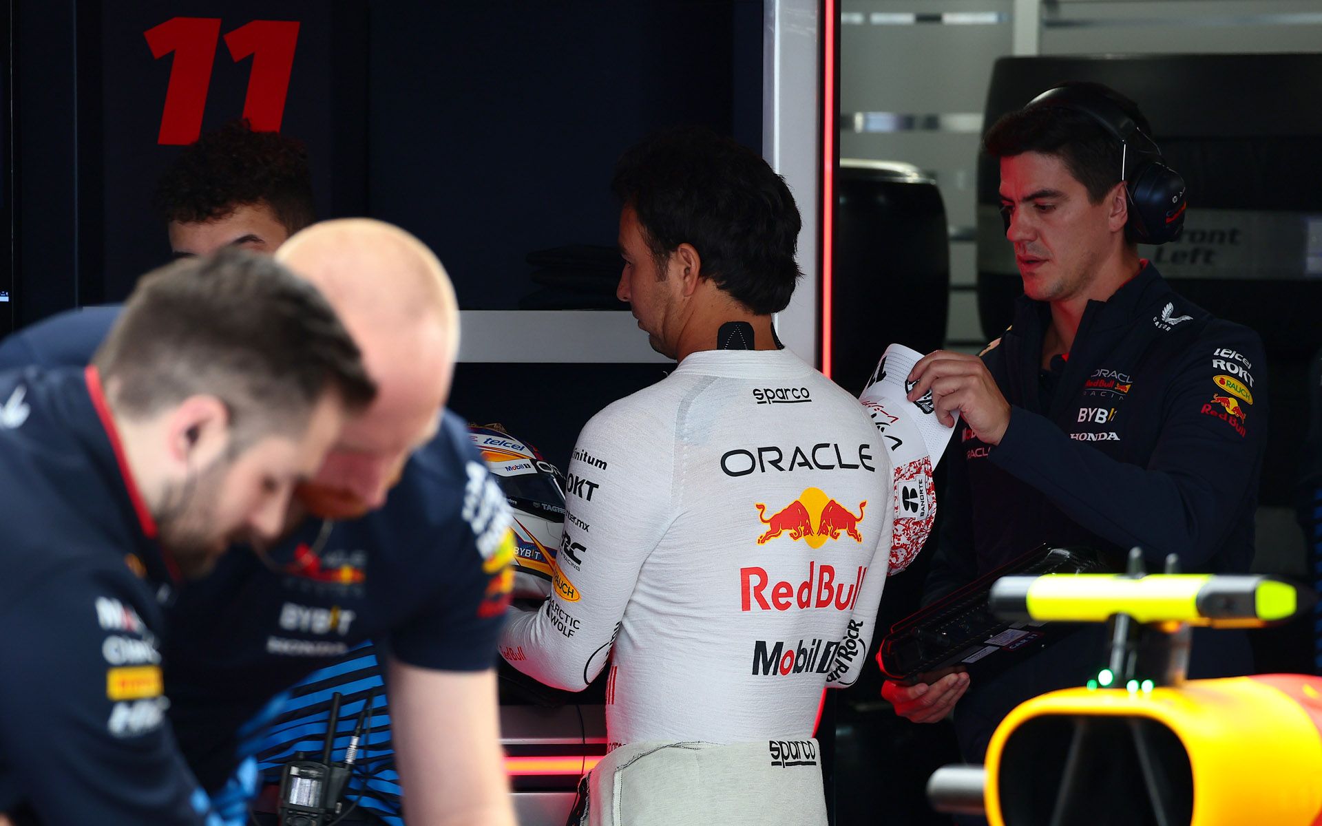 ドライバーがピットに出てくる