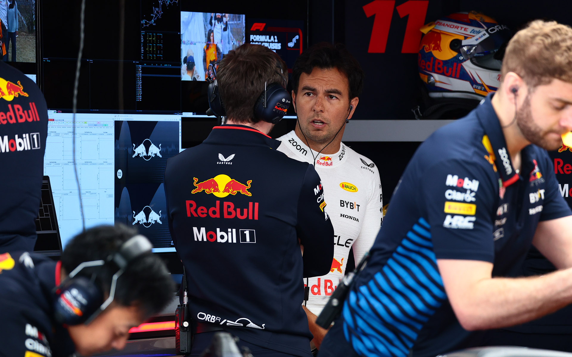 チームスタッフと打ち合わせ