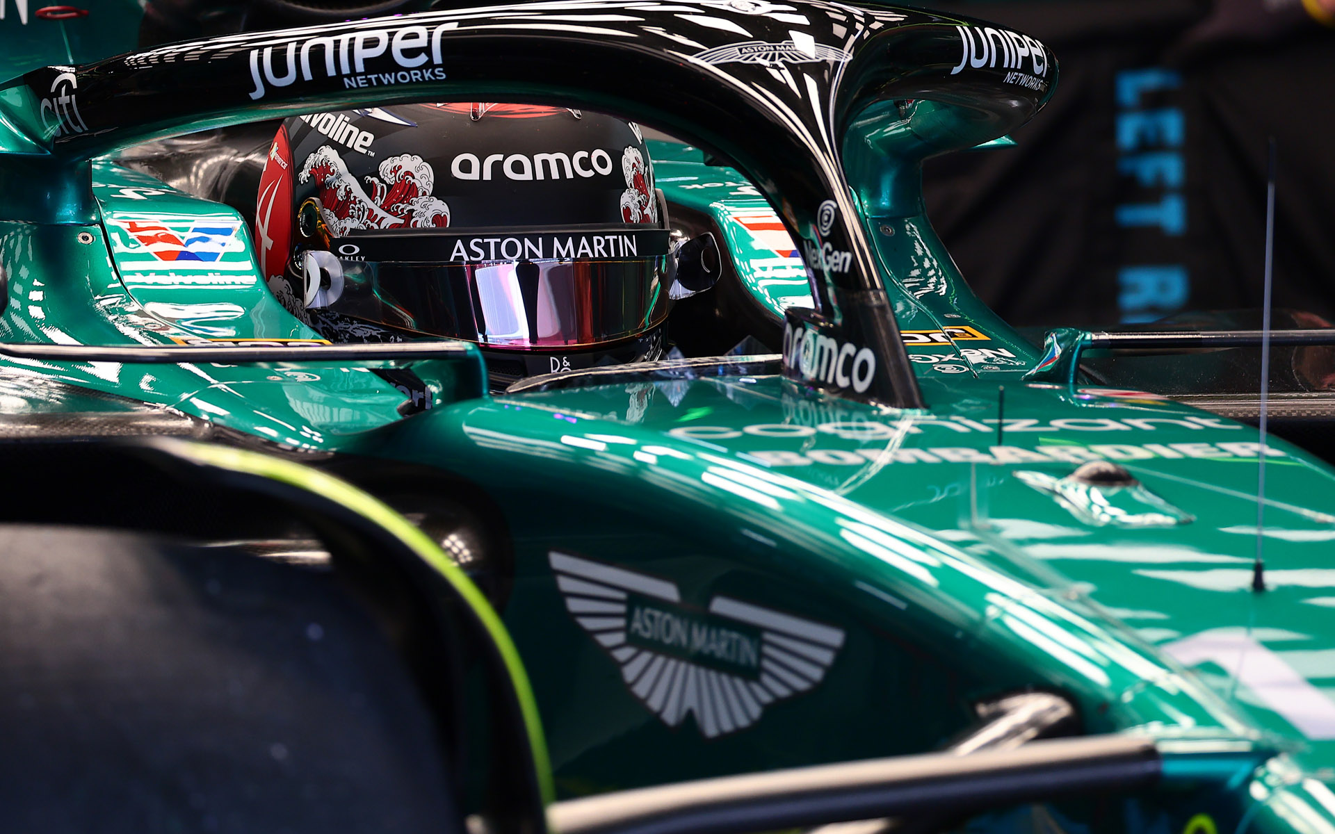 バイザーを上げてくれない