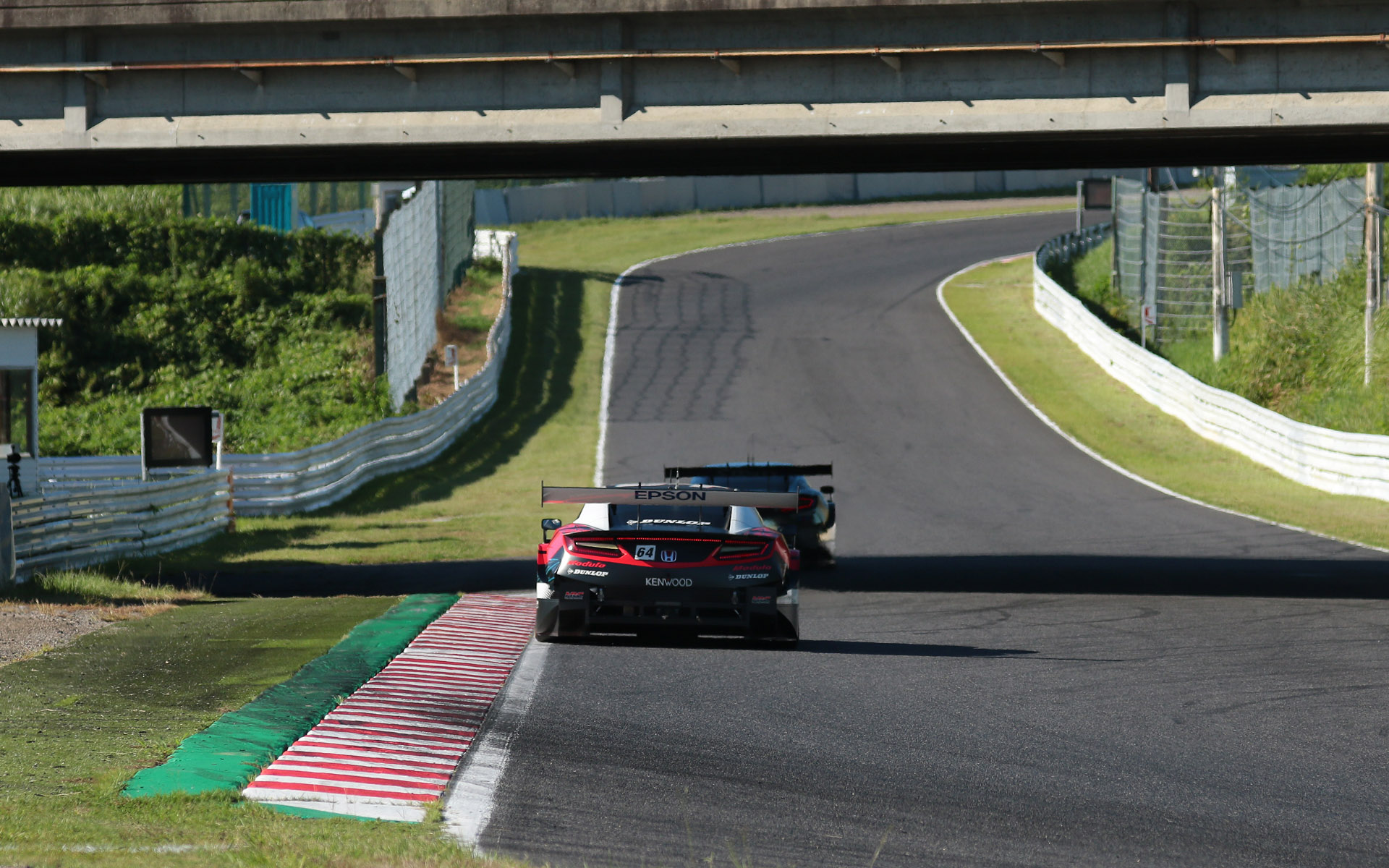 2023年のSUPER GT。ガードレールの切れ目がマシンの左側に見える