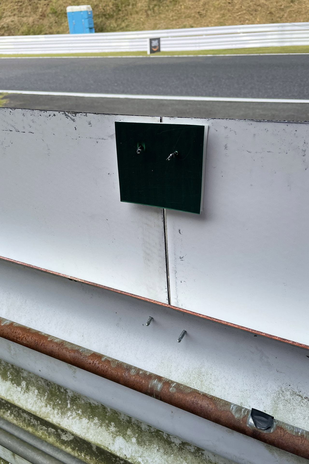 2022年のAWSの看板は板状でガードレールより数十cm高かった（撮影後に恐る恐る飛び越えた）