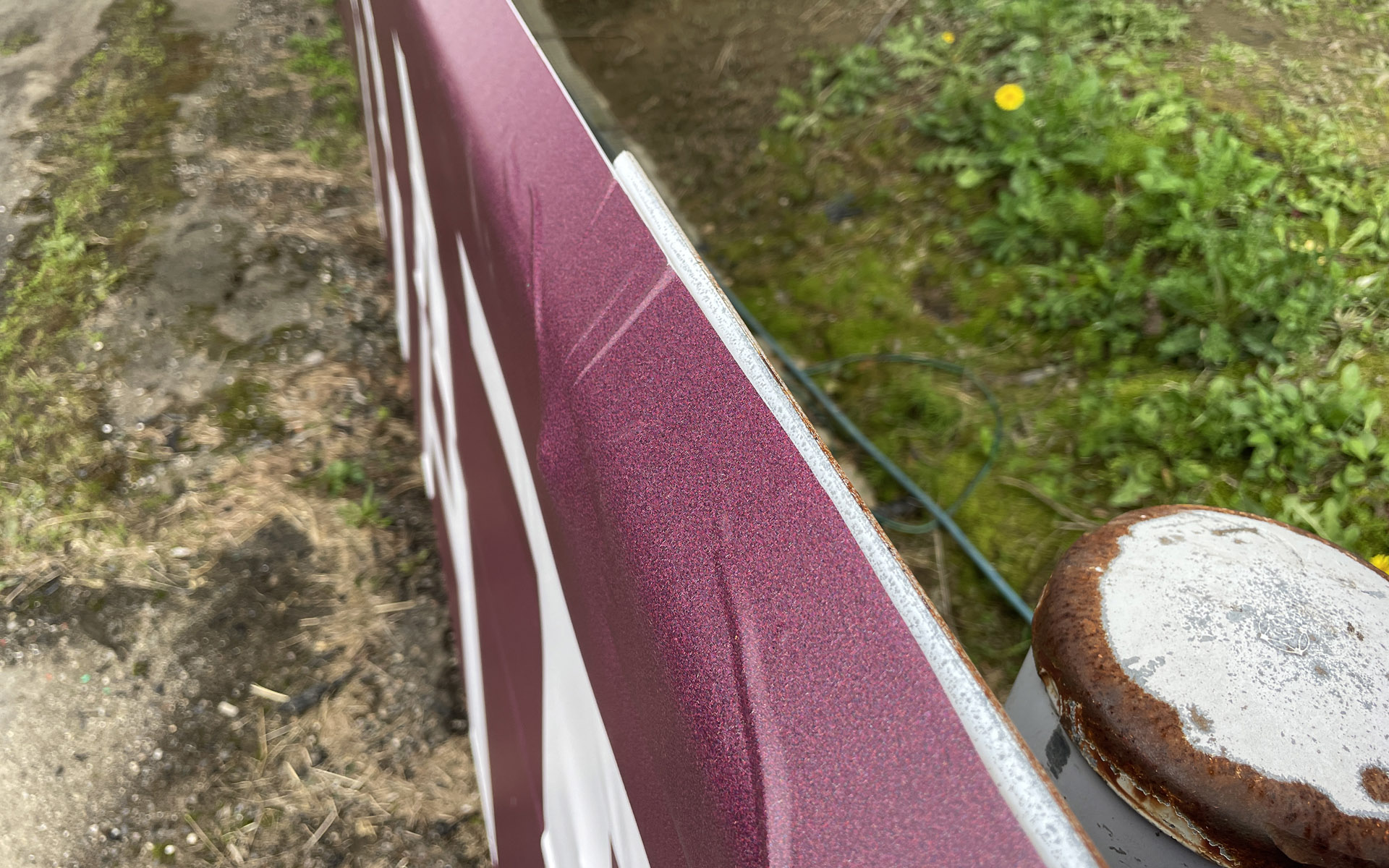 近づいて見ると、今年のQATAR AIRWAYSはガードレールにシール貼りで低めだった