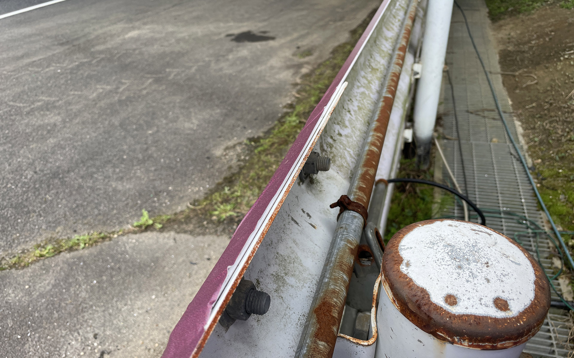 近づいて見ると、今年のQATAR AIRWAYSはガードレールにシール貼りで低めだった