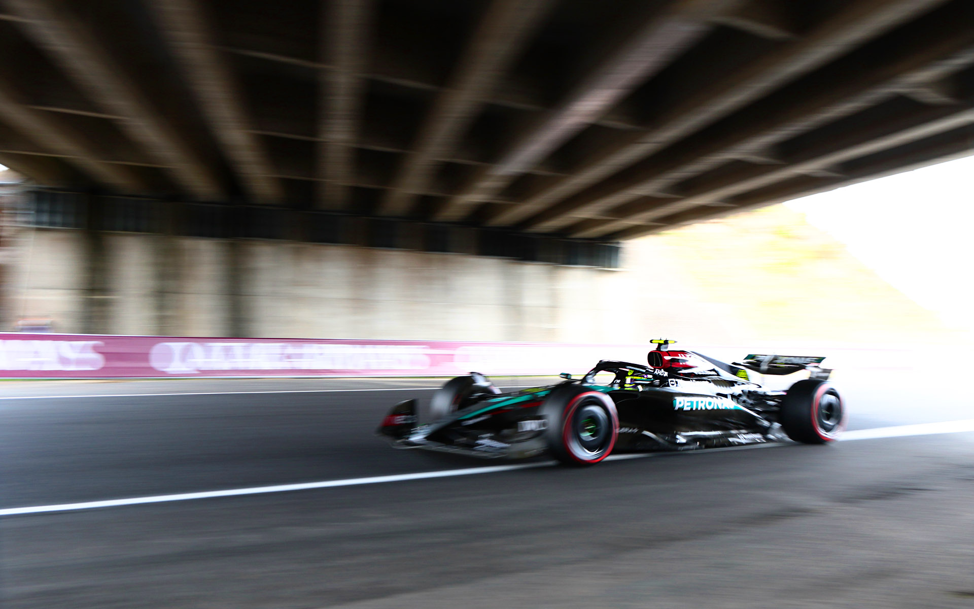 立体交差下で流し撮り。これもマニュアル露出で撮影