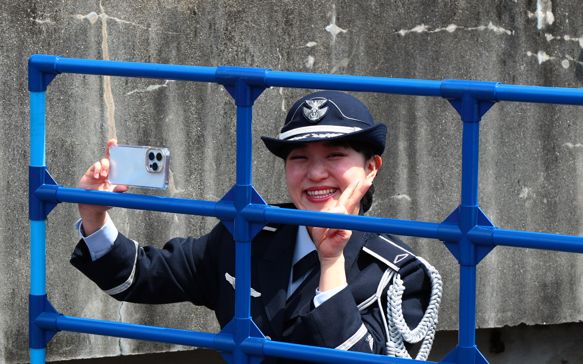 演奏をスマホで録画する隊員さん