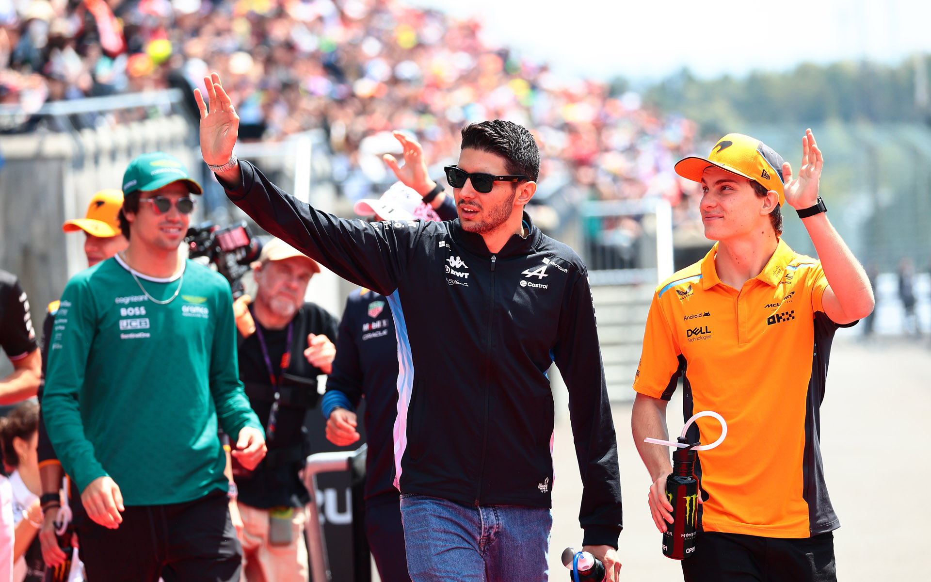 オコンの後ろに隠れているのは……