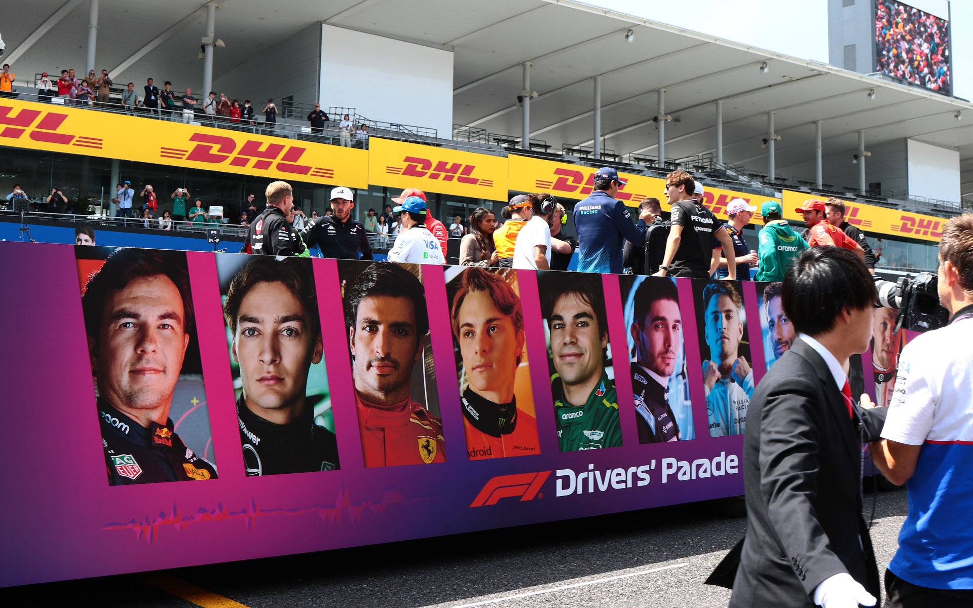 荷台の上はグループに分かれ雑談会場