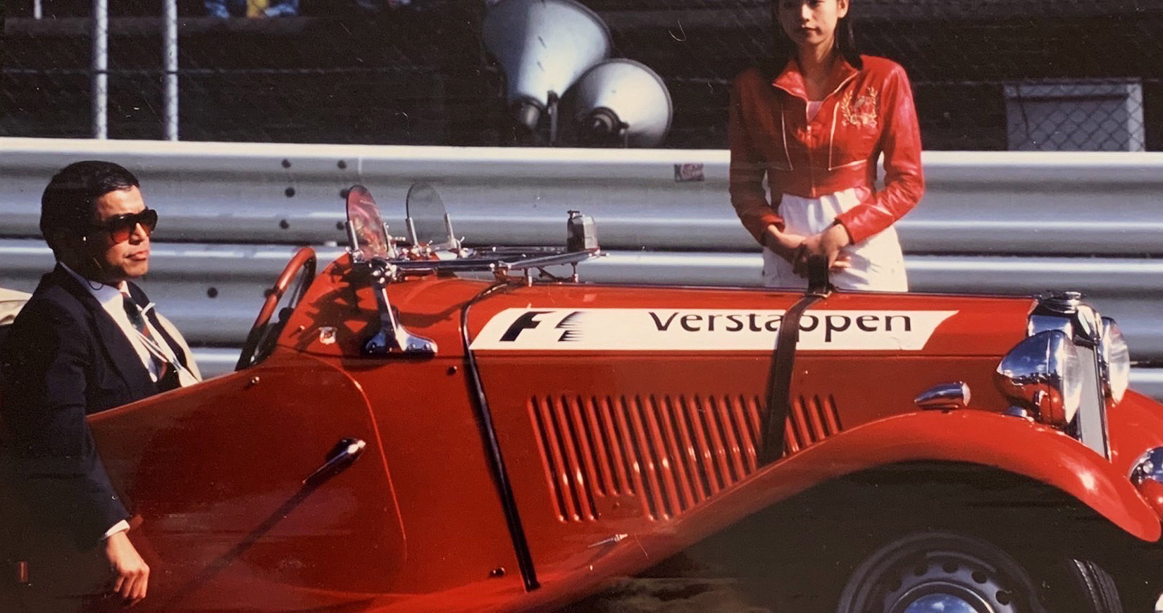 昔のドライバーズパレードの写真。ボンネットにはフェルスタッペンの文字