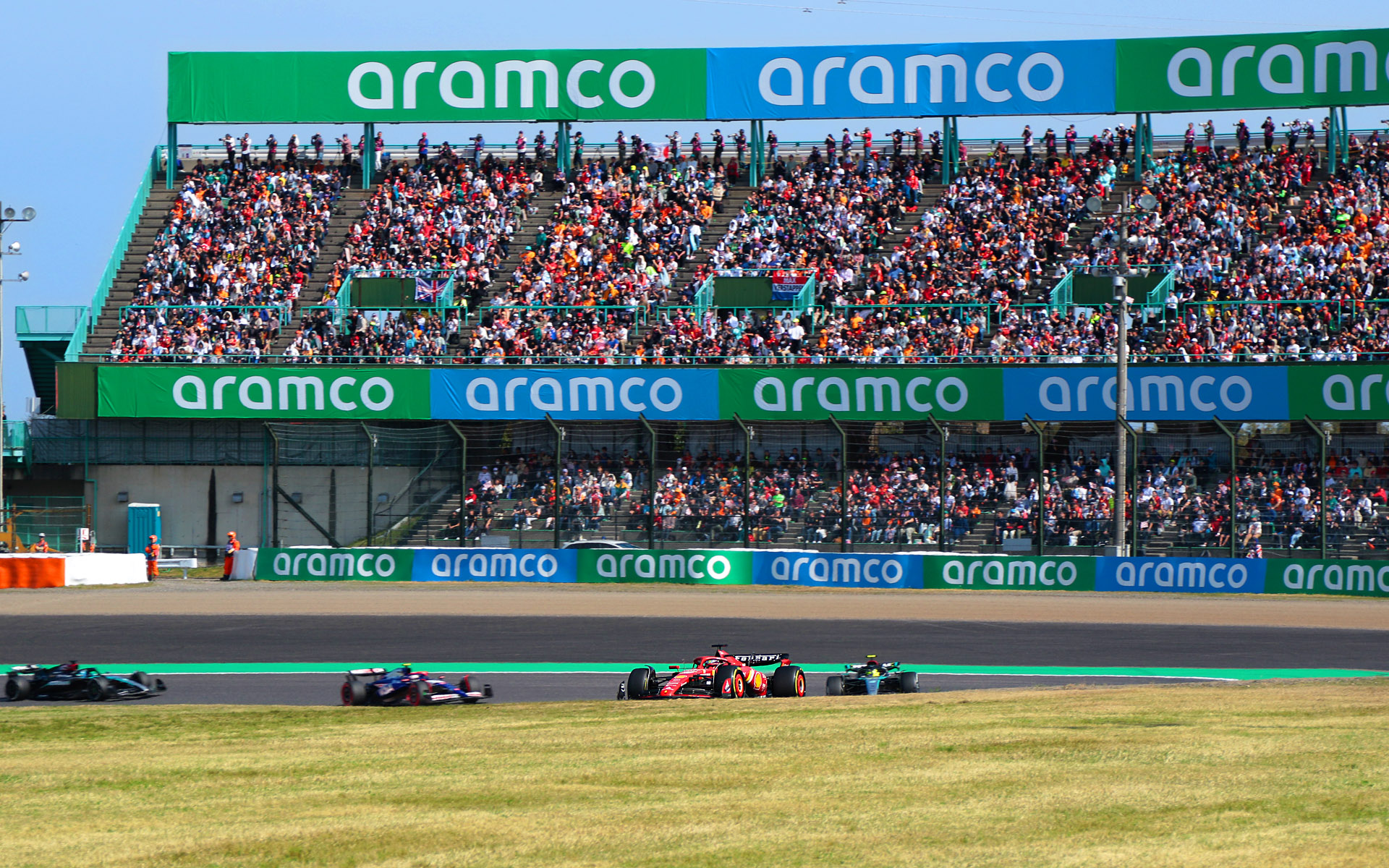 満席のスタンドを背景に入れて撮影