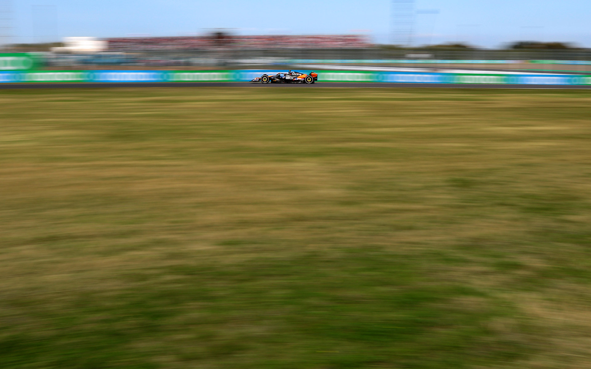 手前の芝を大きく入れて、シャッター速度1/30秒で撮影