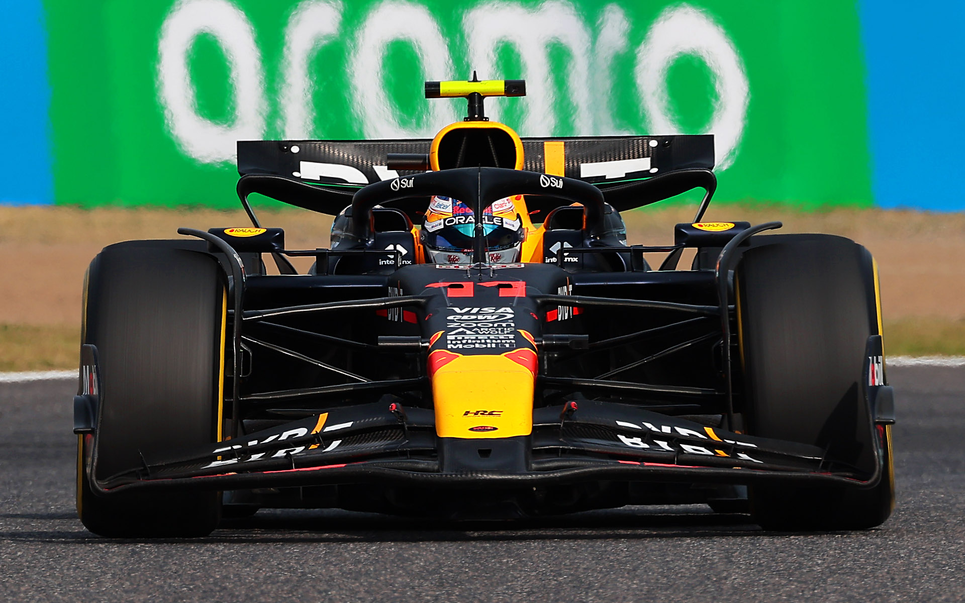 逆バンクへ向かってくるマシンを正面からシャッター速度1/500秒で撮影