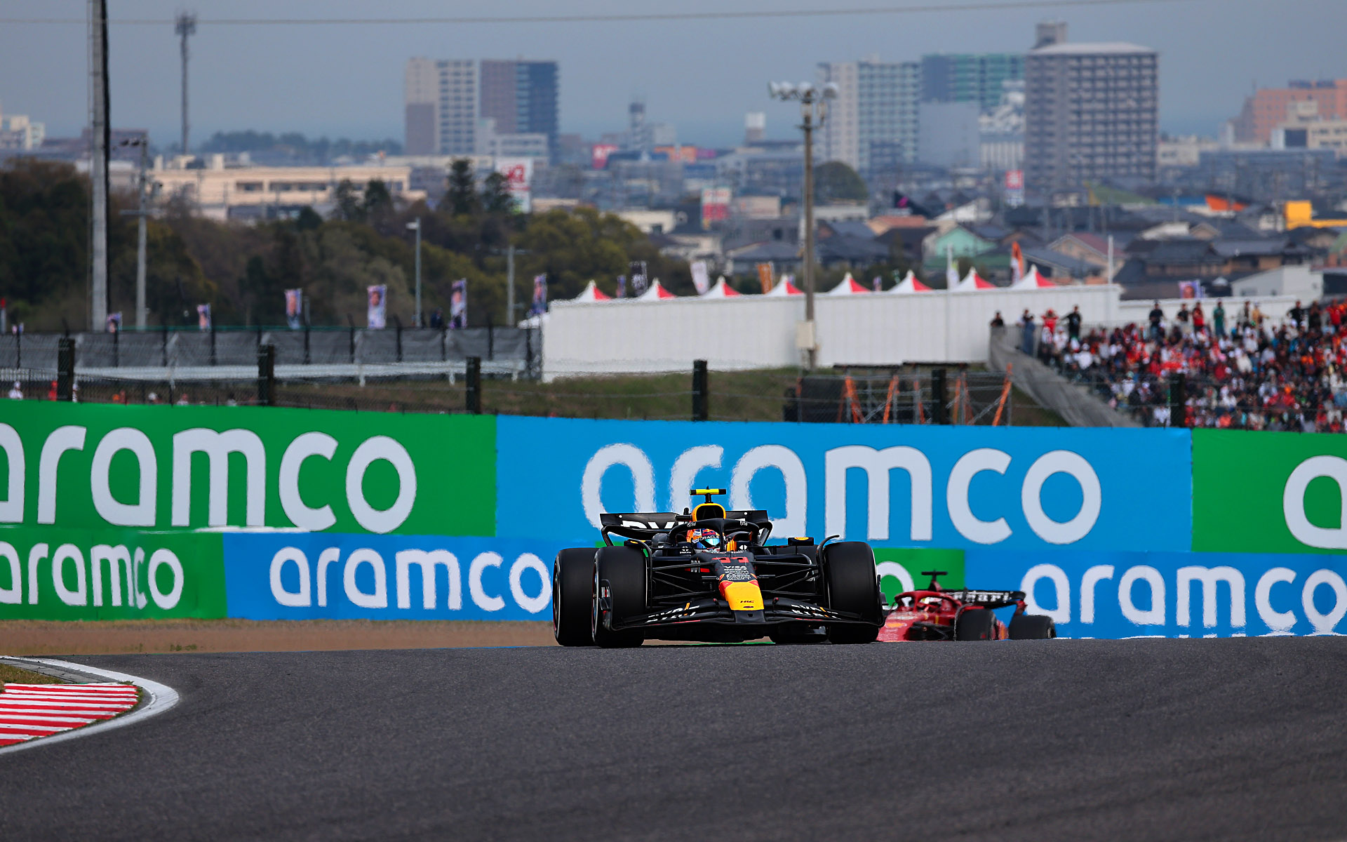 街並みを背景に入れてシャッター速度1/1000秒で撮影