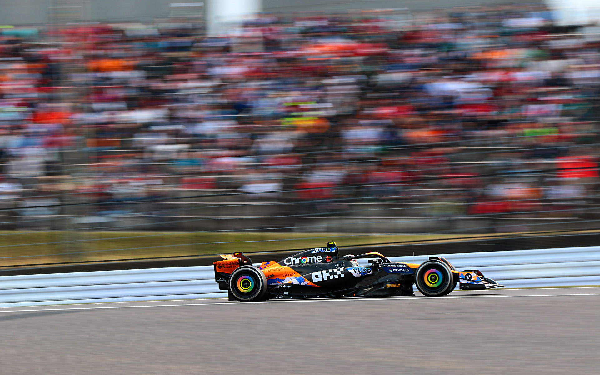 E1席を背景に、シャッター速度1/100秒で撮影