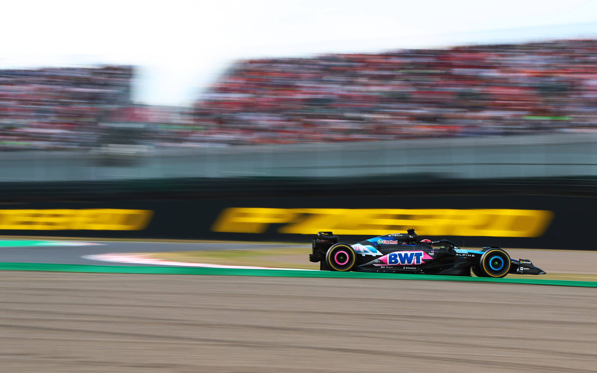 Q2席を背景に入れてシャッター速度1/30秒で撮影