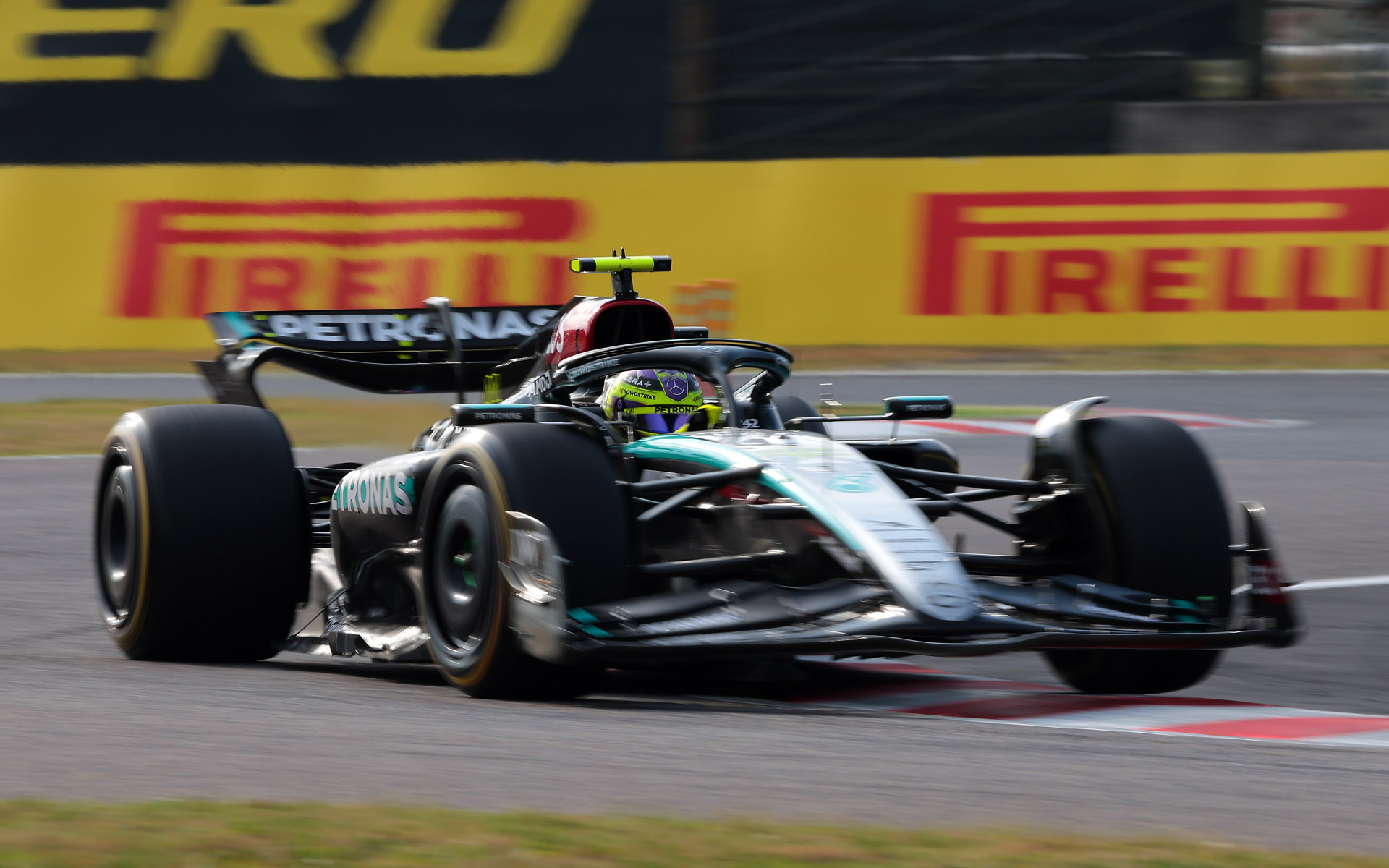 ヘルメットだけブレないようにシャッター速度1/60秒で撮影