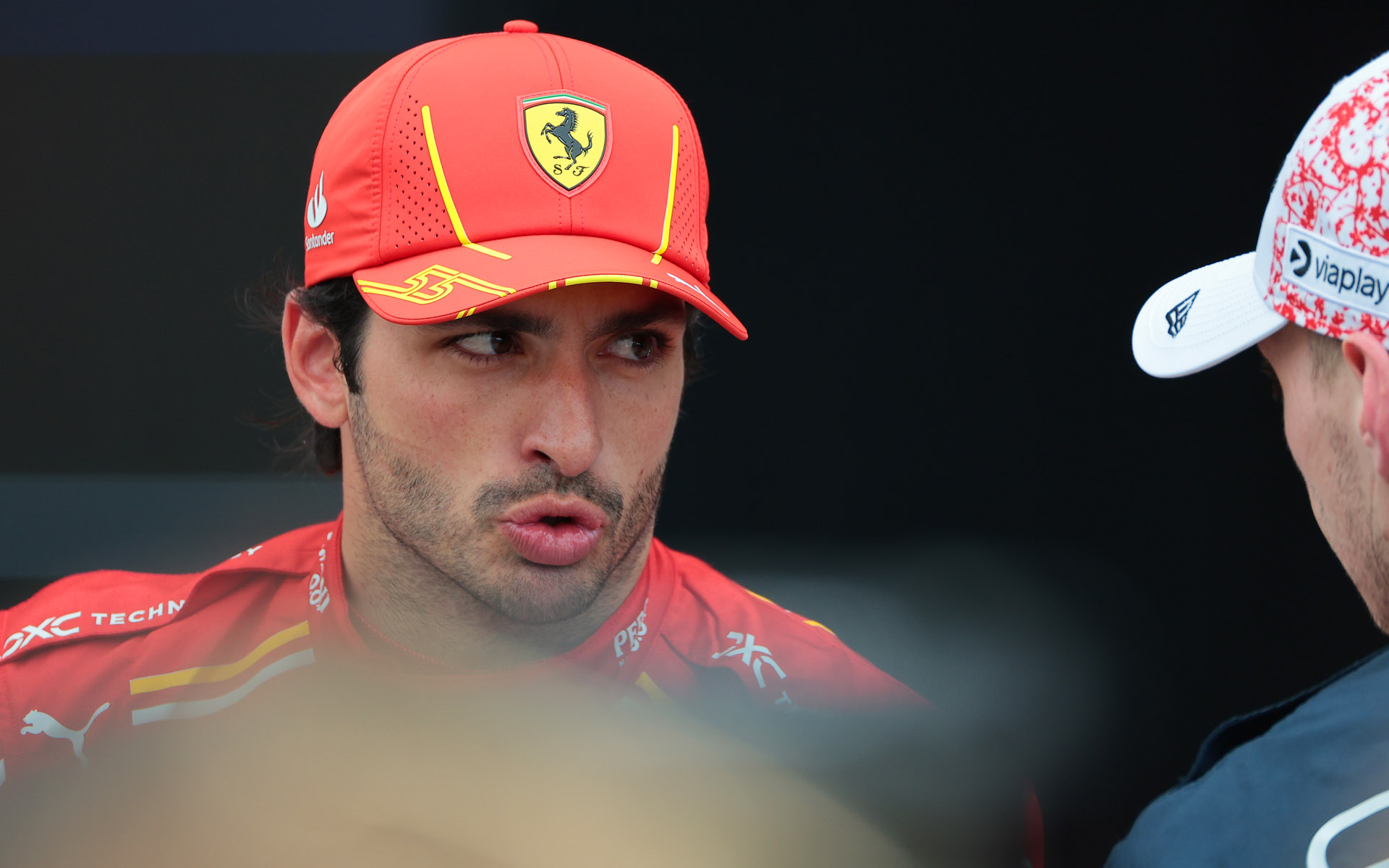 フェルスタッペンの顔は見えないのでサインツを狙うが、いろいろとさえぎられる