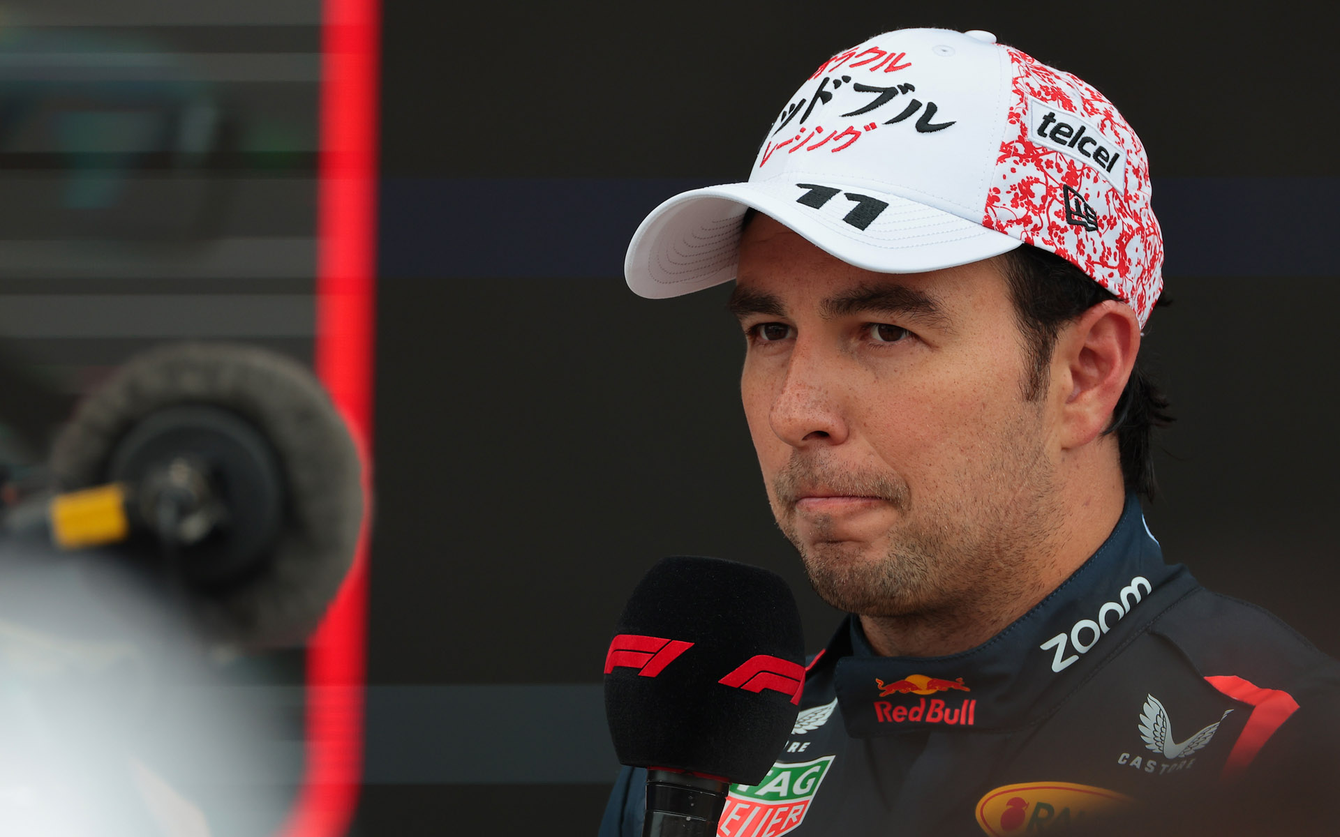 インタビューを受けるペレスもさえぎられる