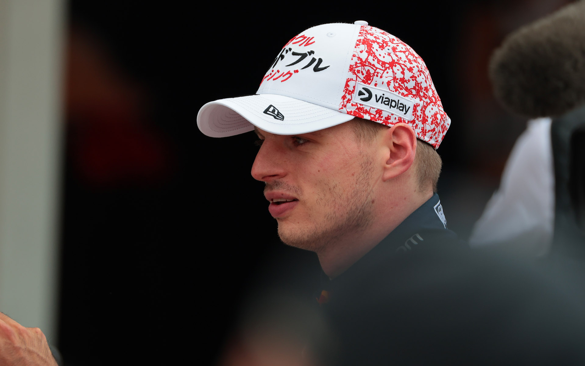 フェルスタッペンの横顔は見えたがこちらもさえぎられる