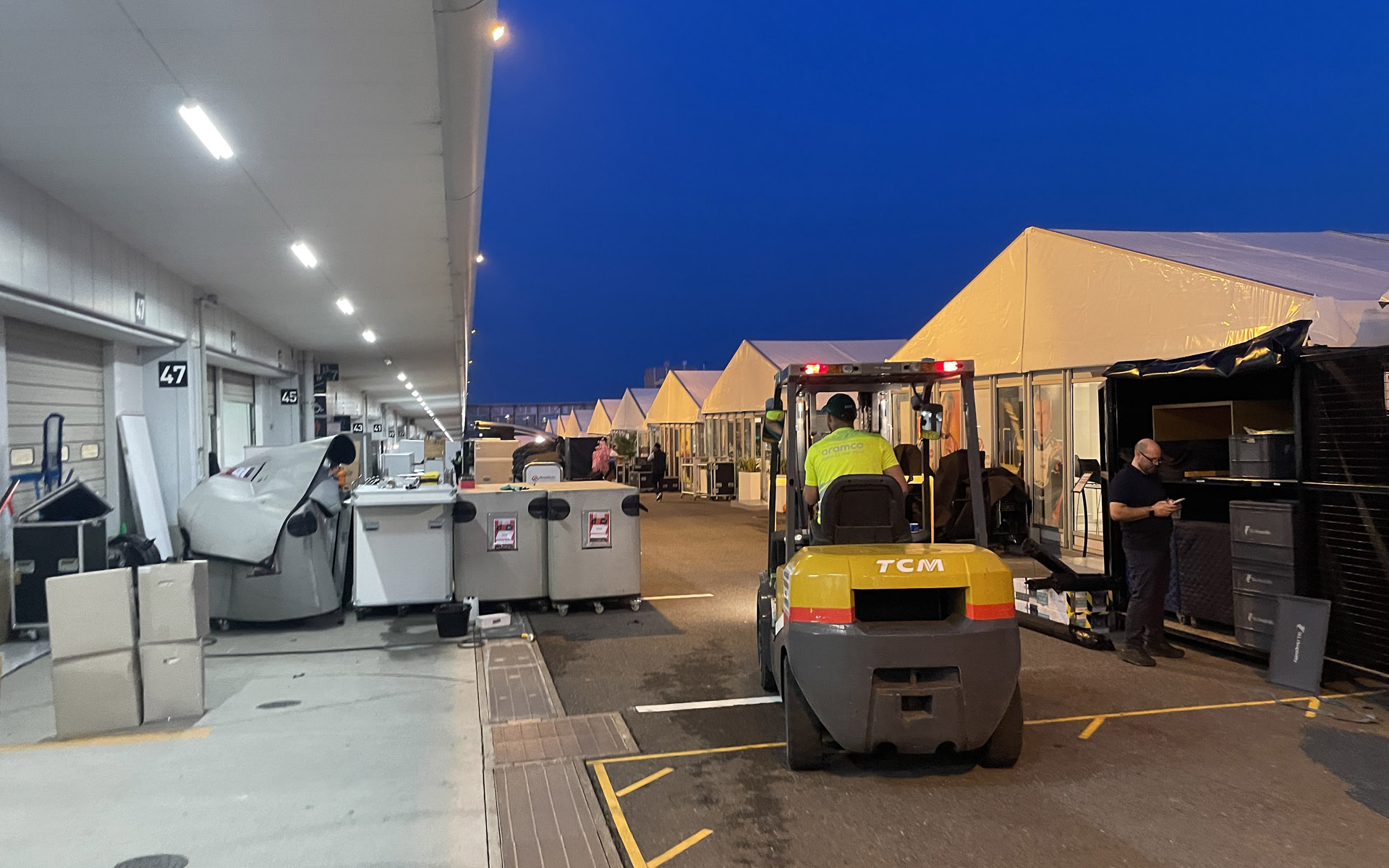 すっかり出遅れ、F1チームの撤収作業が進む中、筆者も帰路についた