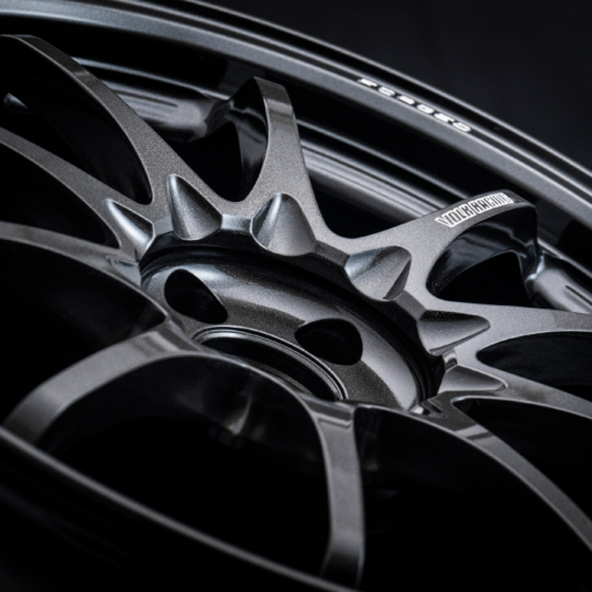 サイズごとに最適化した立体的なフェイスシルエット