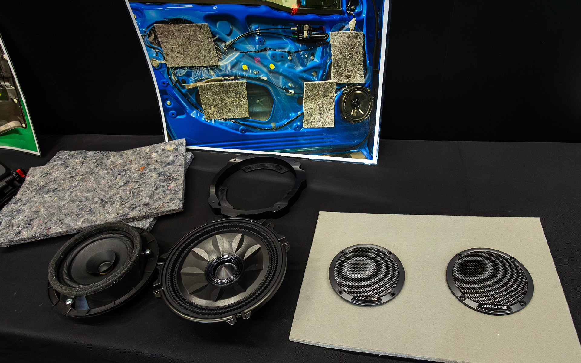 いちばん左が比較のために置かれたジムニー純正スピーカー、中央がメティオサウンドのドアウーファー、右の2つはルーフスピーカー