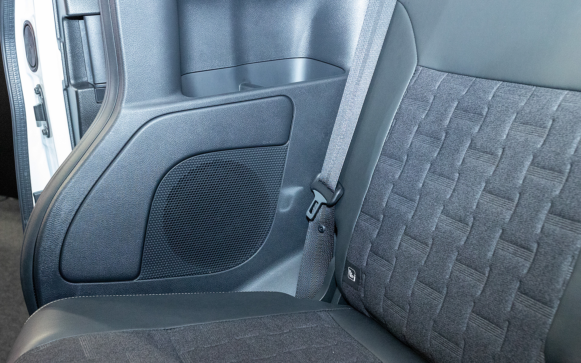 デリカミニの後席純正スピーカー（メティオサウンドに後席スピーカーは含まれない）