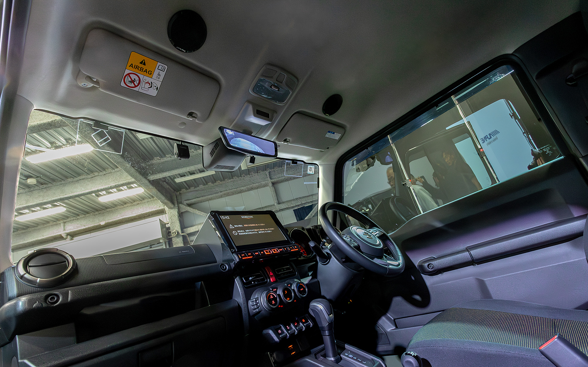 デモカーのジムニーシエラに装着された「ビッグX」「ドライブレコーダー搭載デジタルミラー」「メティオサウンド」