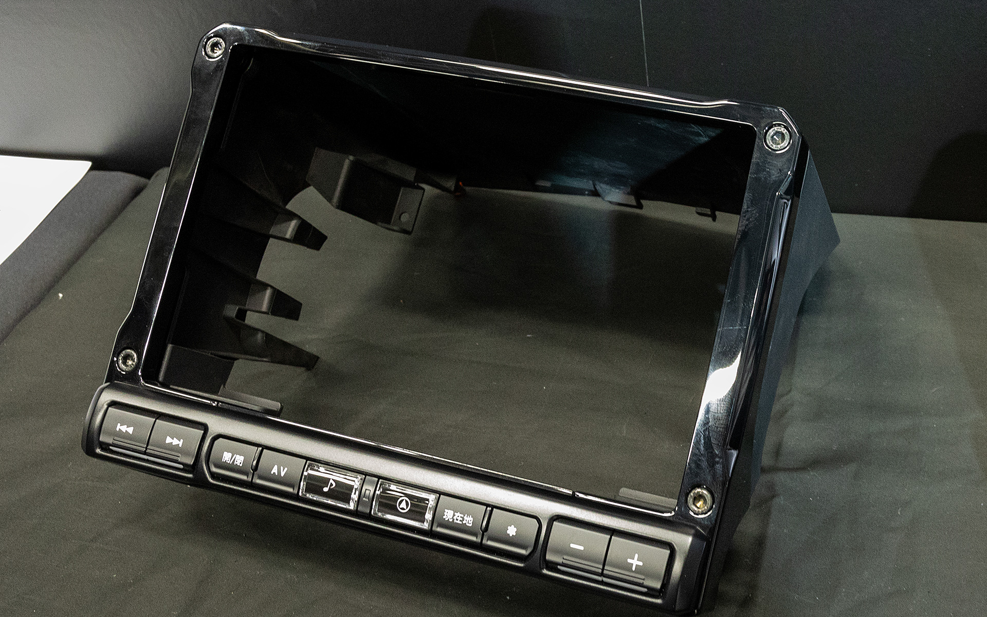 カバーは単純に大きくしただけでなくジムニーらしさを表現するため、四隅をヘックスボルトを見せつつ留めるという無骨さを表現したデザインにしてある