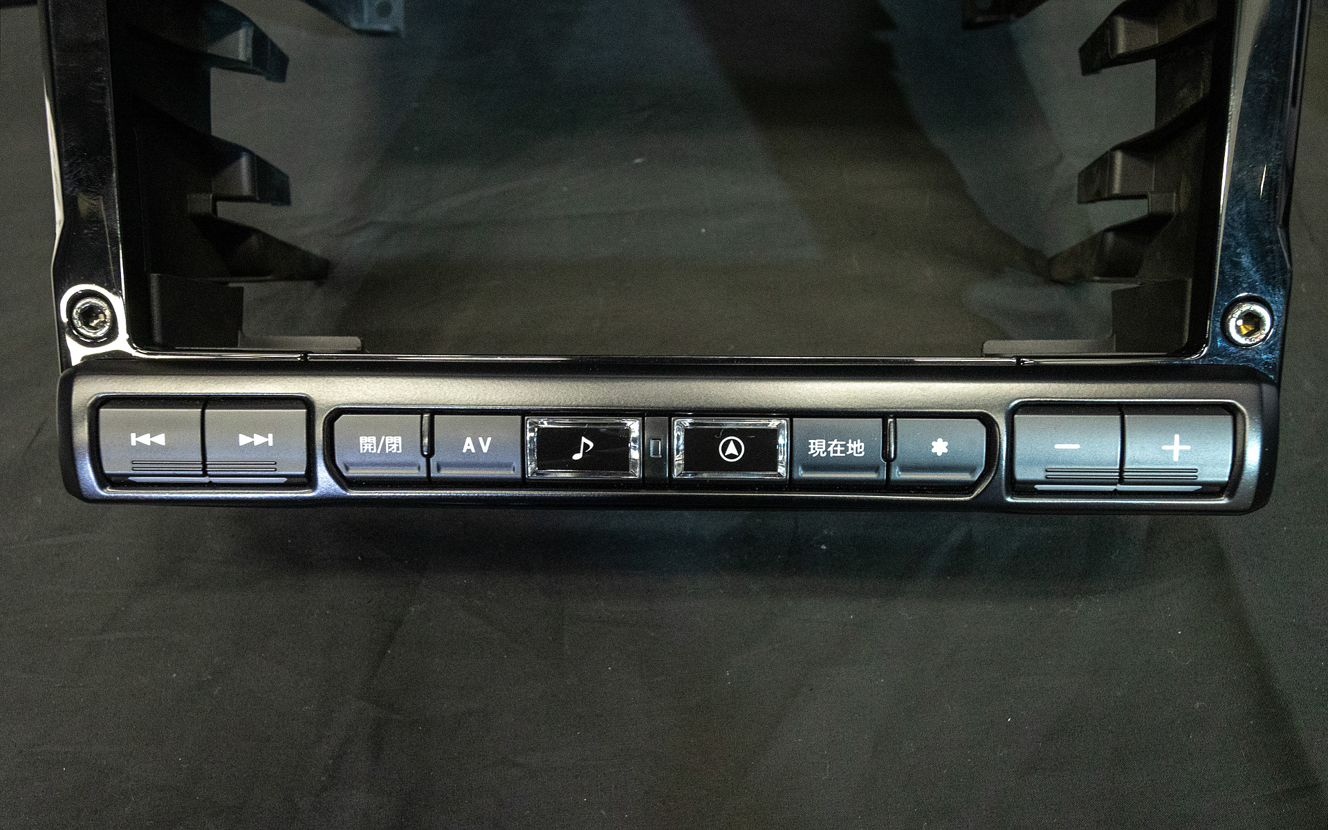 利用したディスプレイ下側のスペースにスイッチ類を配置。照明色はジムニーのメーターなどの色にあわせたアンバーを再現している