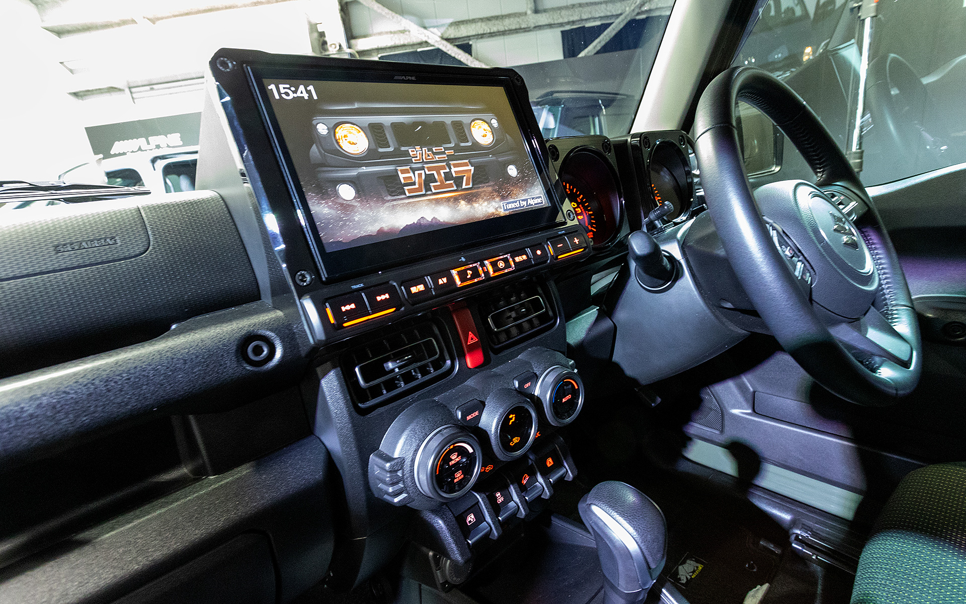 デザインだけでなく10型WXGA液晶、スマホ対応やハイクオリティサウンドなど機能面でも満足度が高いのがビッグXの特徴だ