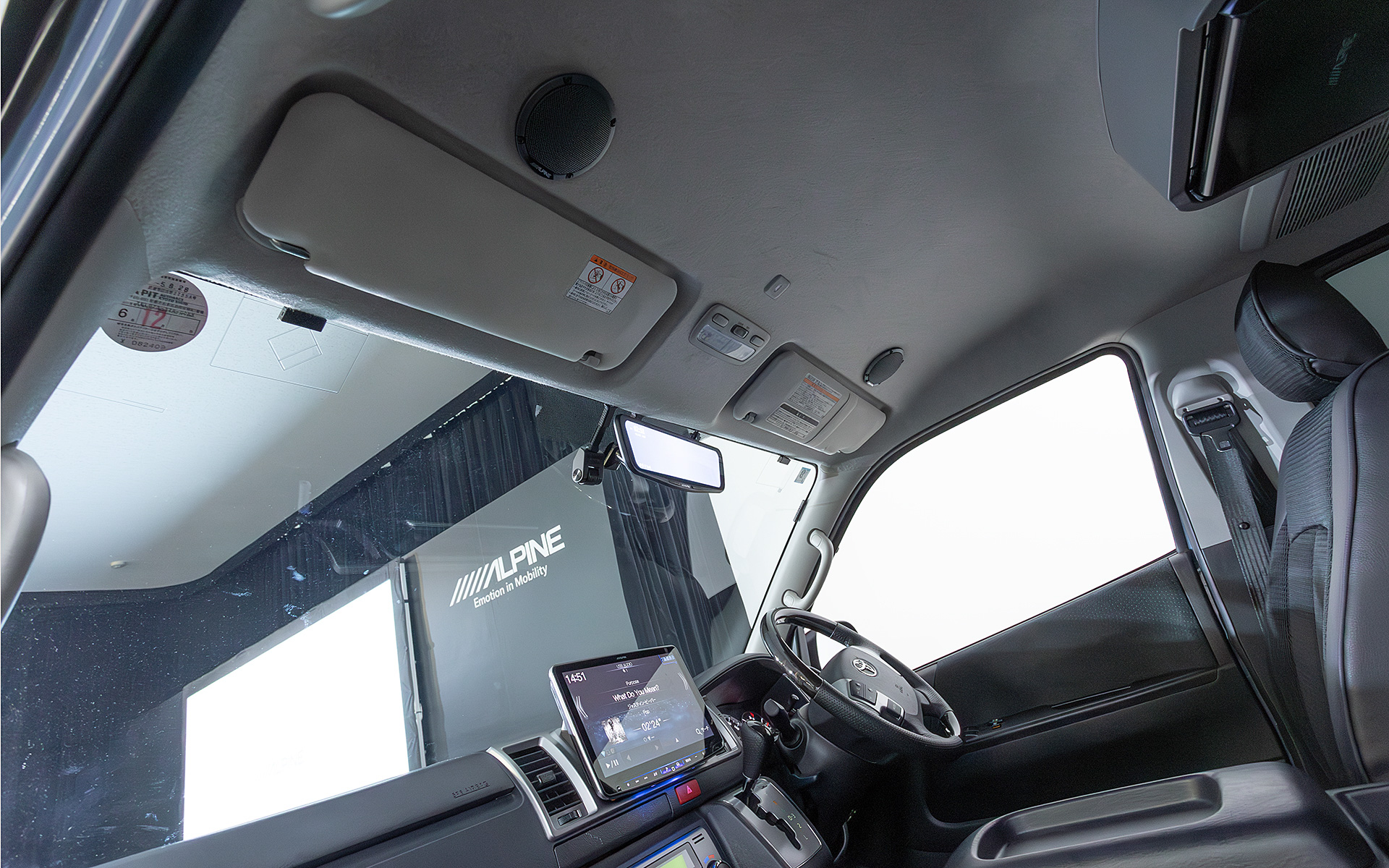 「パーフェクトフィットビッグX」と「メティオサウンド」などが付いたハイエース スーパーGLの車内