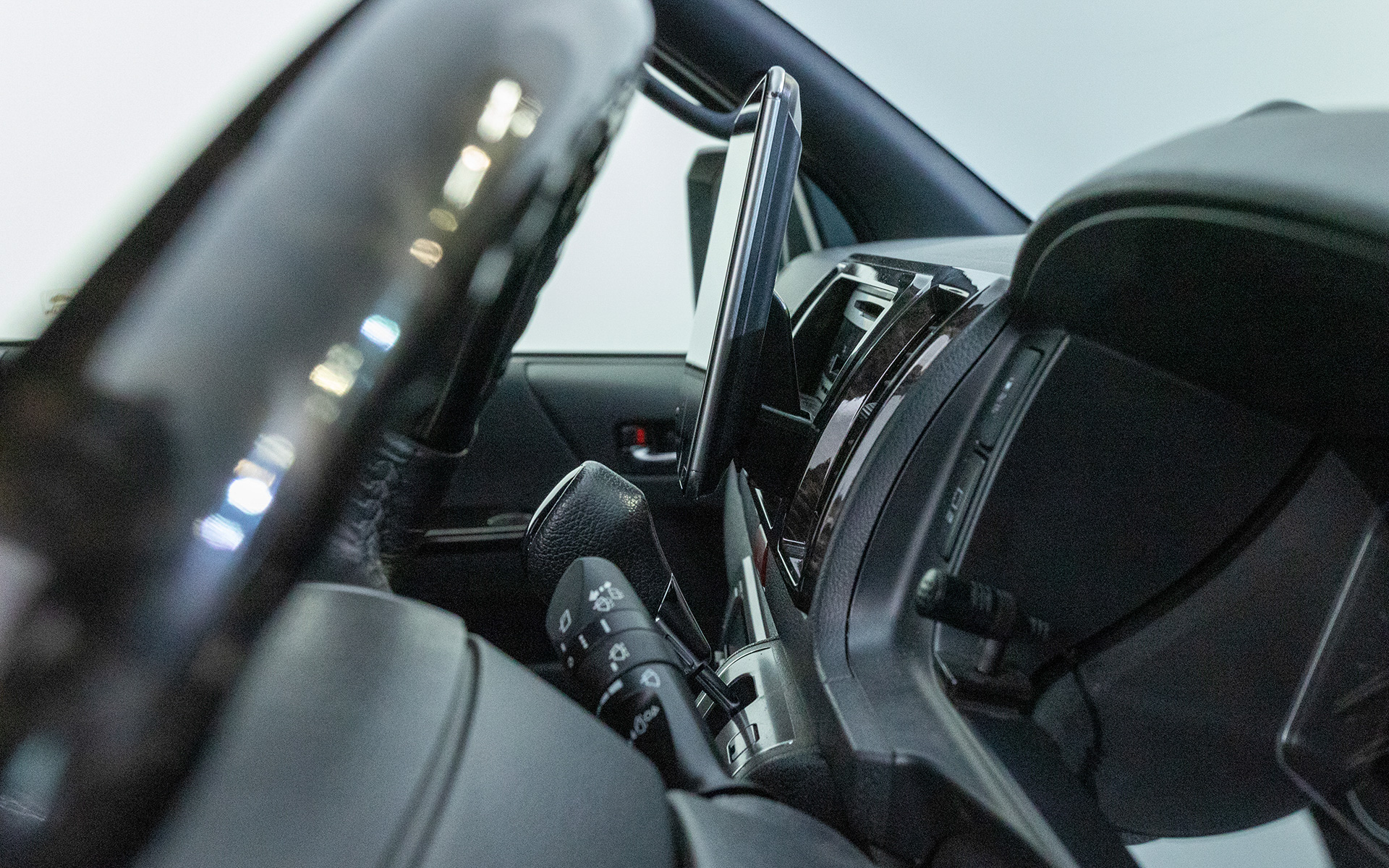 従来のフローティングビッグX。ディスプレイの見やすさは問題ないがダッシュボードとの隙間があった