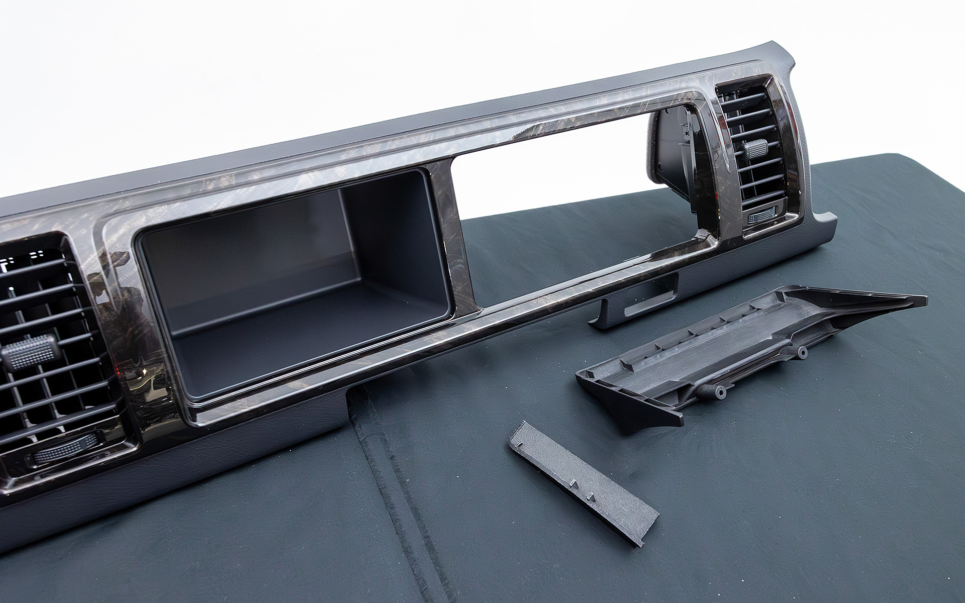 ワイドボディのダッシュボードはディスプレイ部の横にもの入れがある。そのためもの入れ側にアタッチメントが必要になる