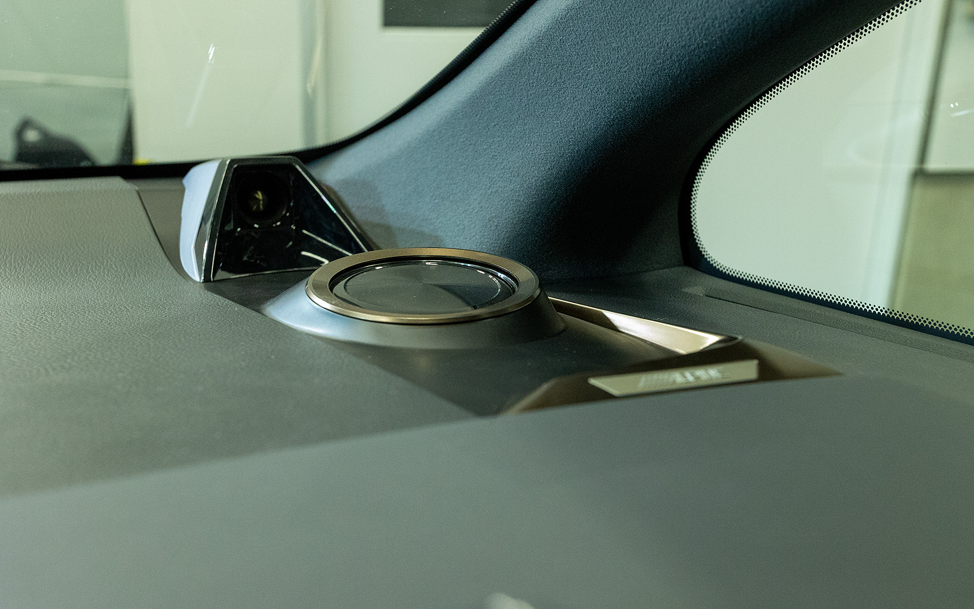 スピーカー格納状態。アルファードやヴェルファイア専用で、スピーカー形状やベゼルのデザインも凝ったという