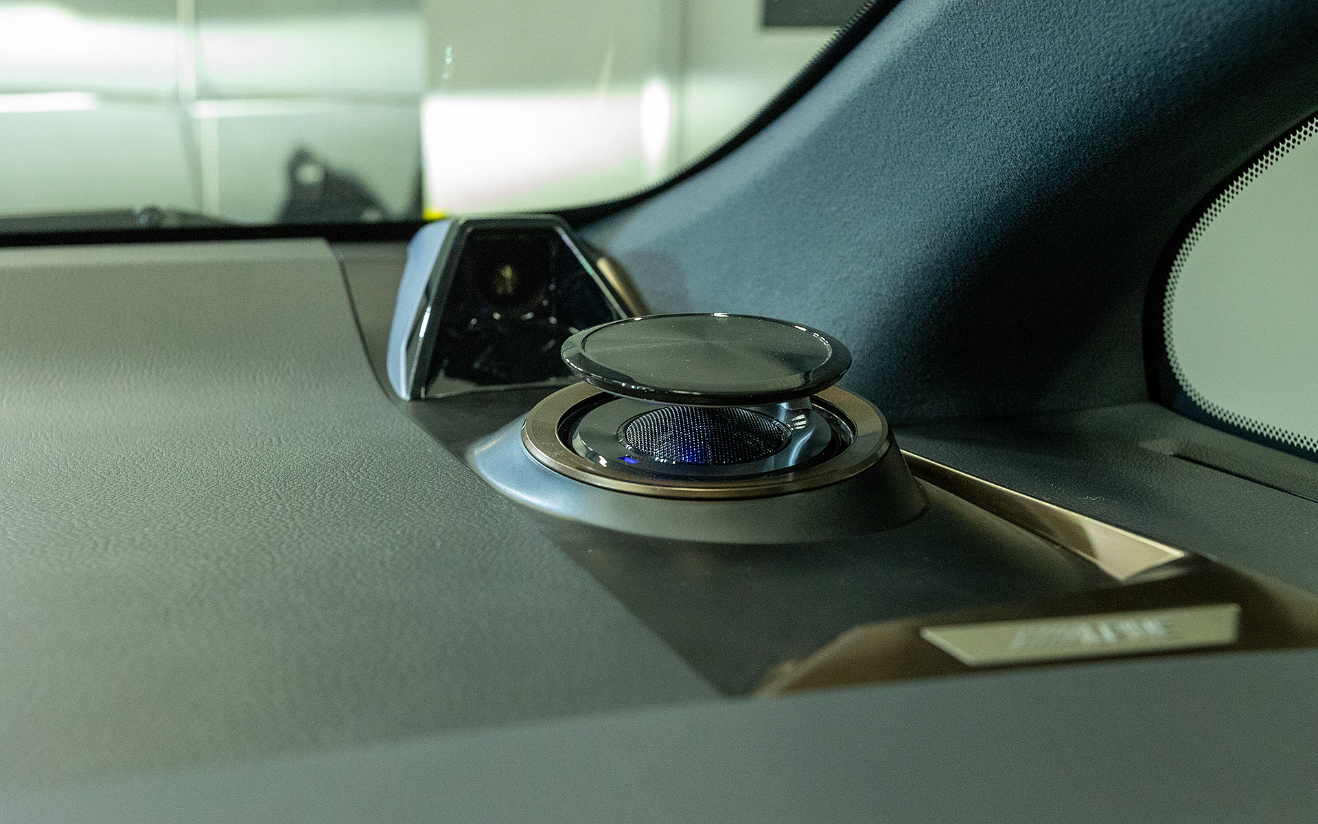 クルマの電源を入れるとせり上がってくるギミック