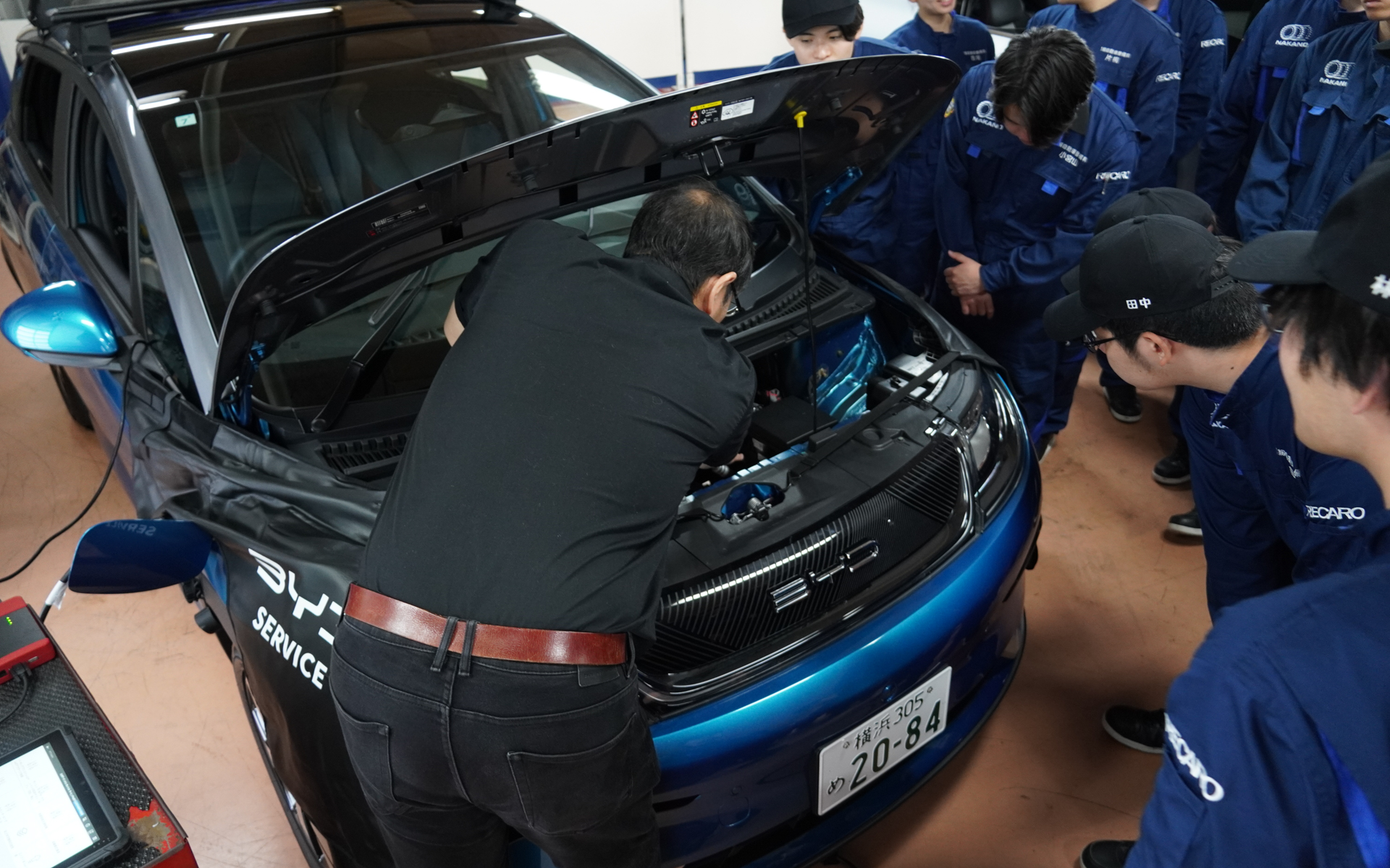 こちらはドルフィンのボンネット内を説明しているところ