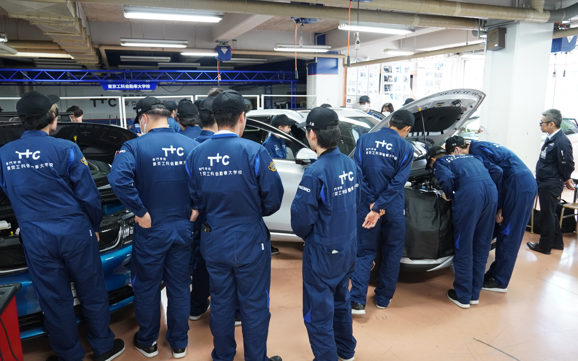 学生たちは楽しそうにATTO3とドルフィンに触れていた