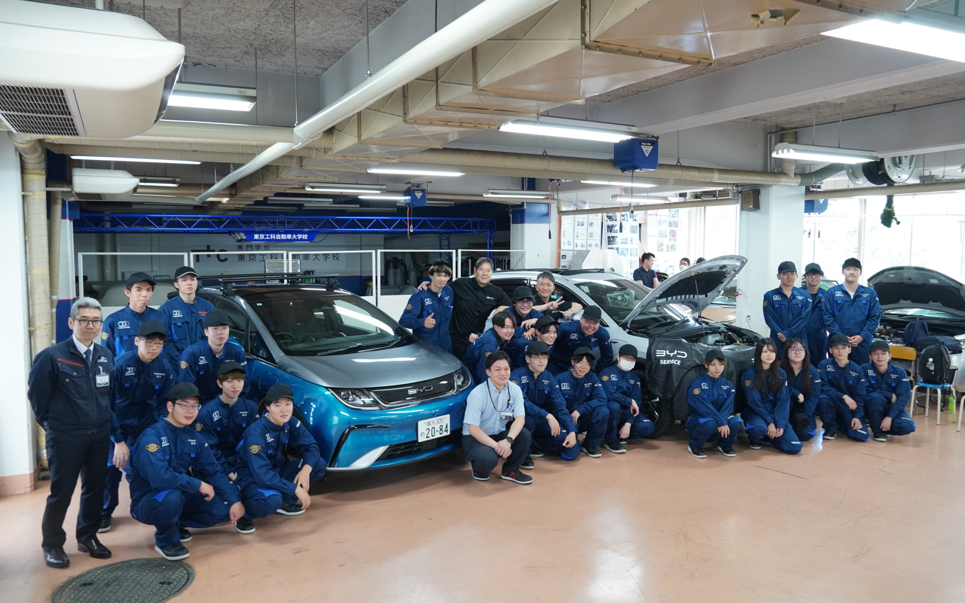 BYDの実車と一緒にクラス全員で記念撮影！