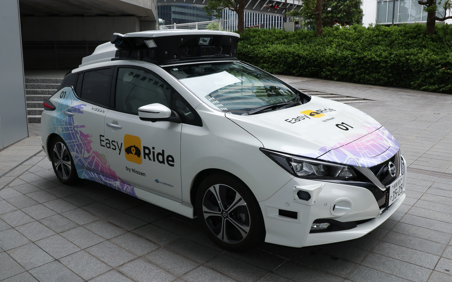 01号車はルーフにあるセンサーセットのカバーが白色、02号車黒色となっている