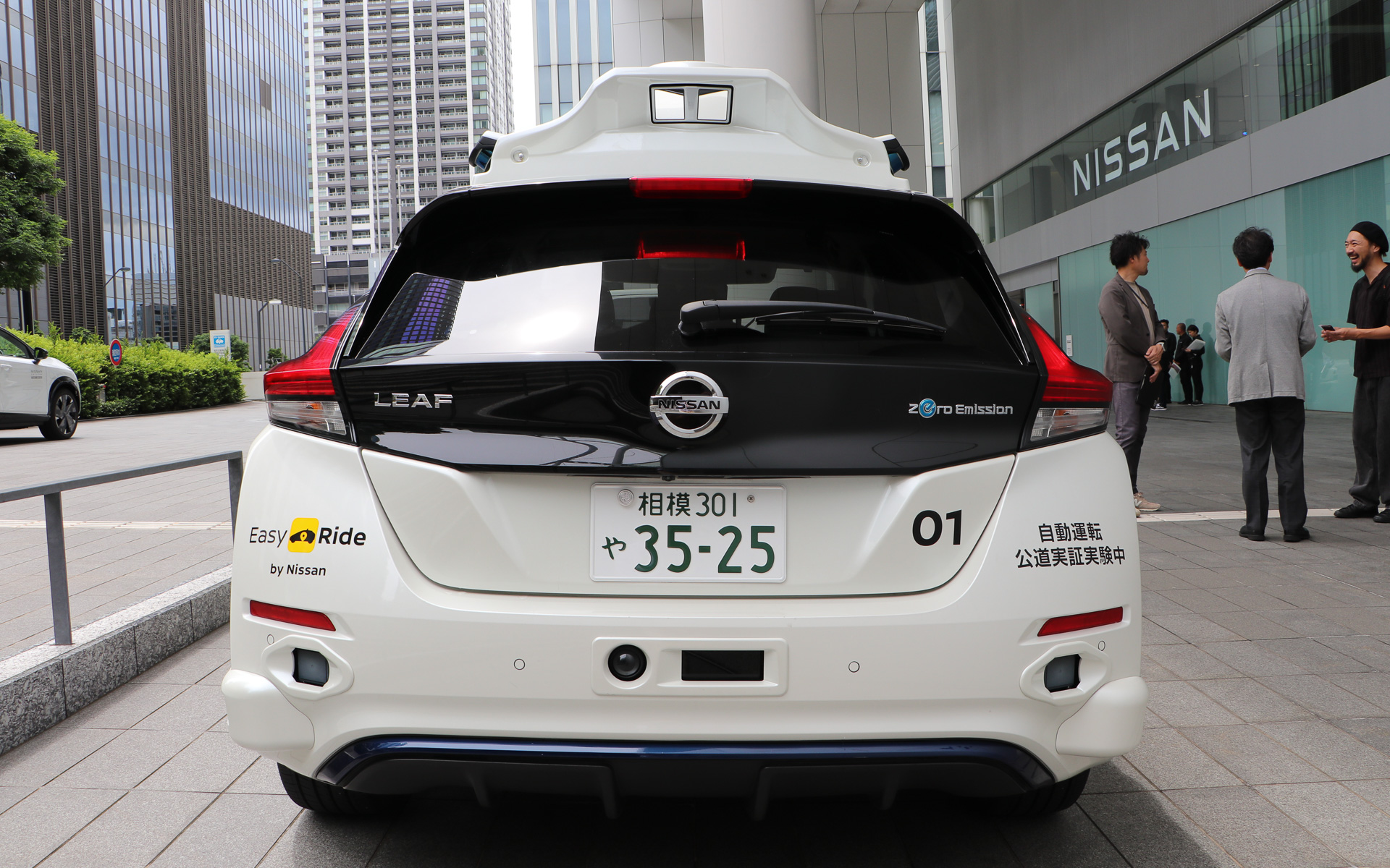 フロントノーズと両サイドに横浜エリアをイメージしたレインボーグラフィックのカッティングシートを設置している