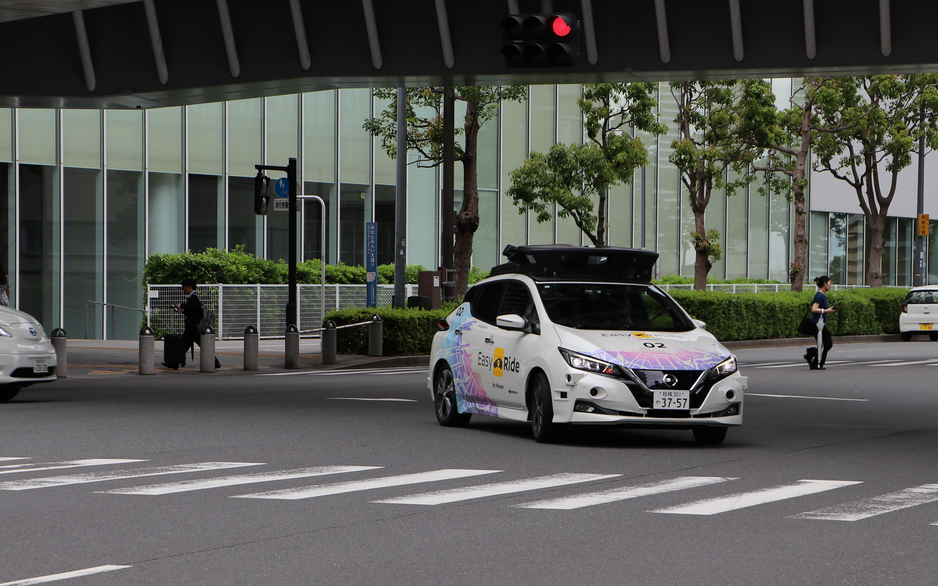 公道試乗に走り出していく日産の自動運転車