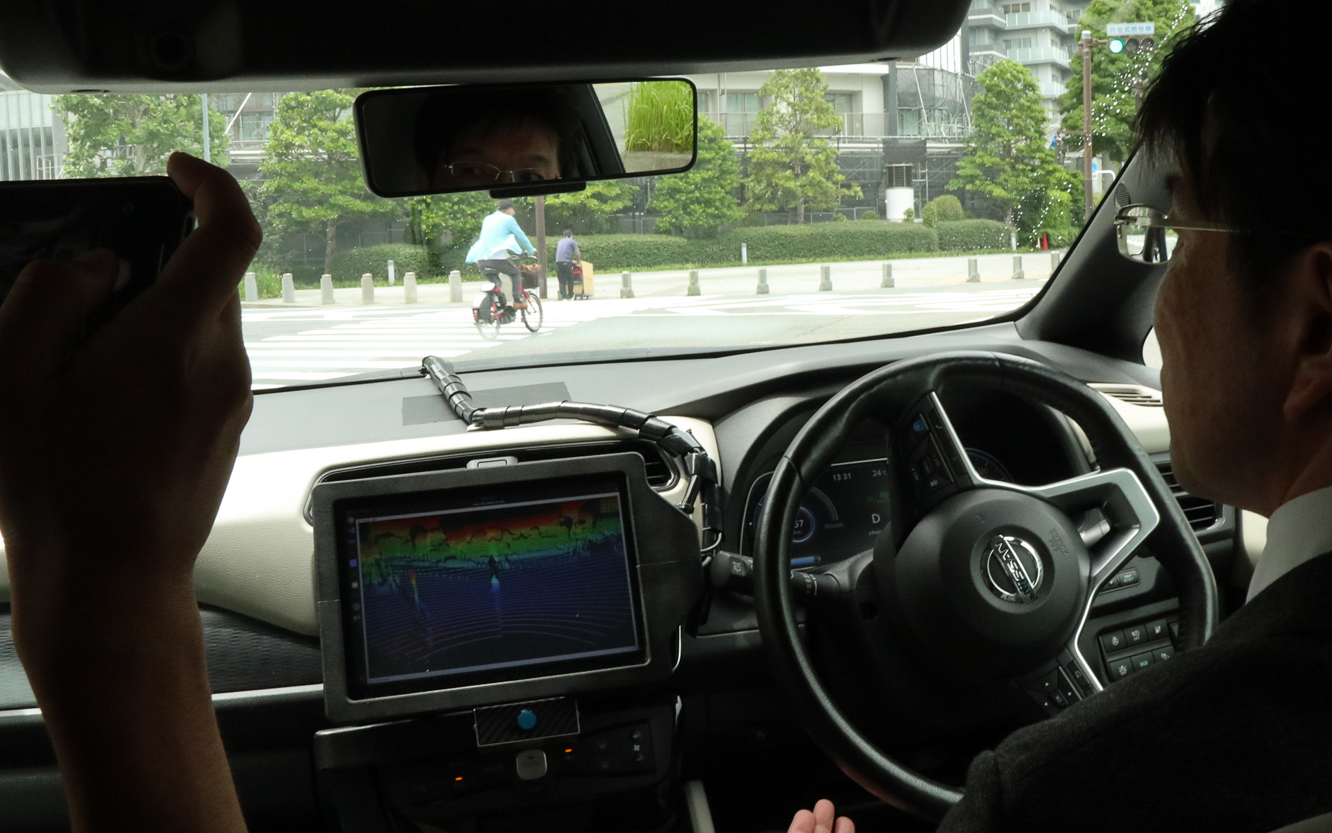 左折中に一時停止して、左後方から走ってきた自転車が通りすぎるまで待ったシーン