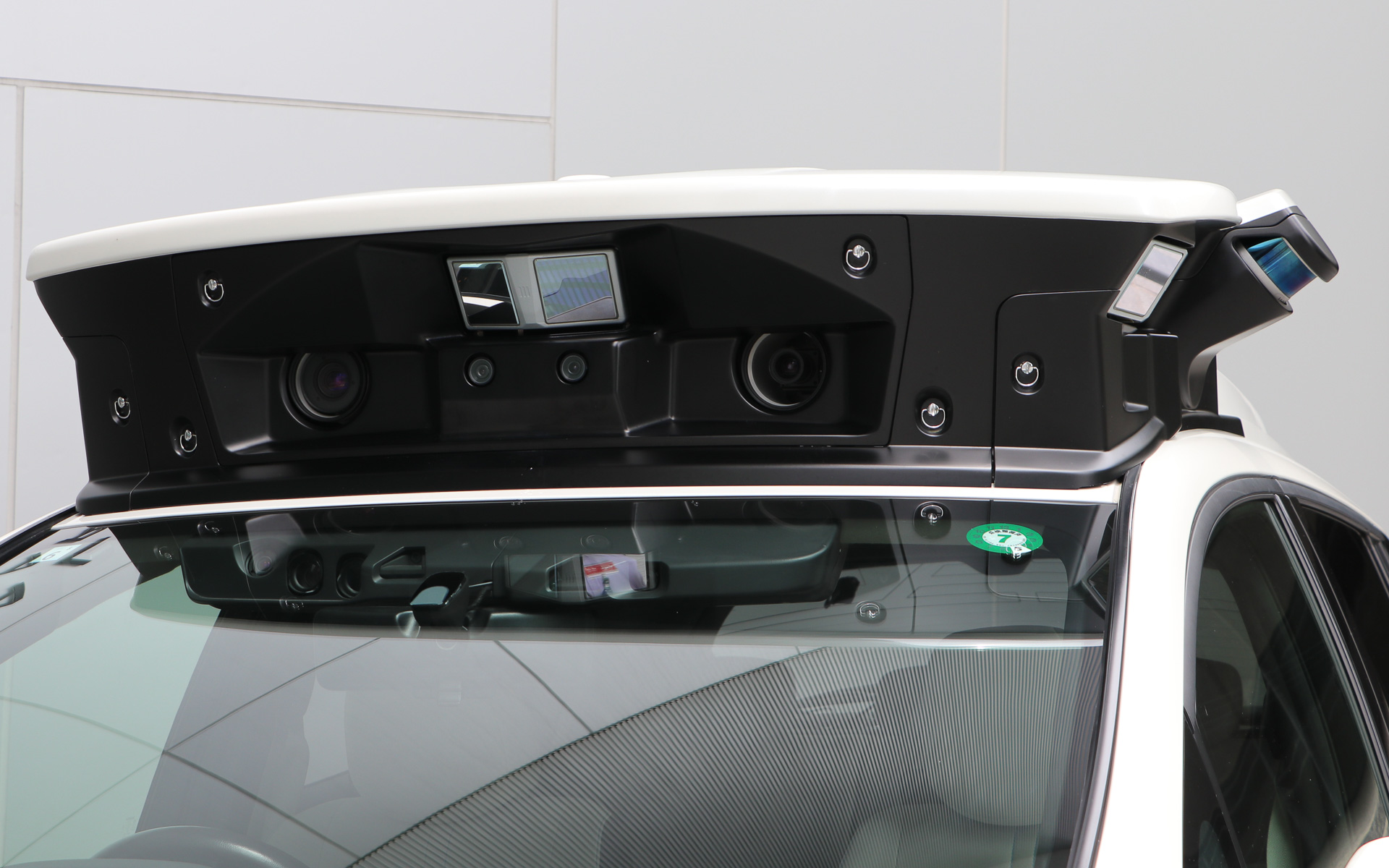 センサーセットの上側にあるミラーを2枚組み合わせたような形状の部品がフロント向けの次世代LiDAR。カメラはLiDARの直下とフロントウィンドウ内にもある