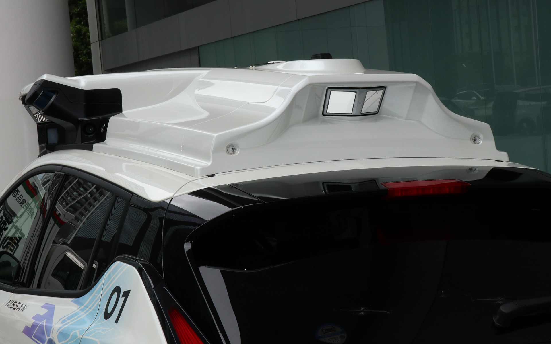 センサーセットのリア側にも次世代LiDARを設置。高い位置に置くことで広い範囲を検出できるようにしている