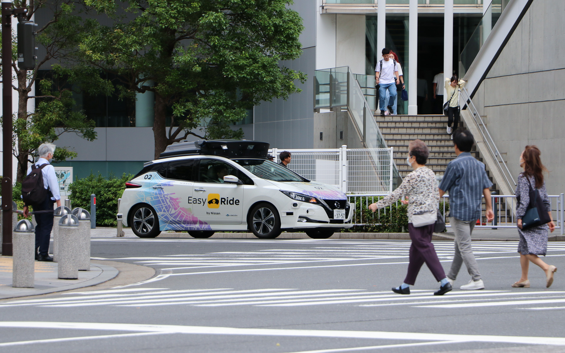 周囲にいる歩行者や自転車を各種センサーによって検出し、安全な走行を実現する