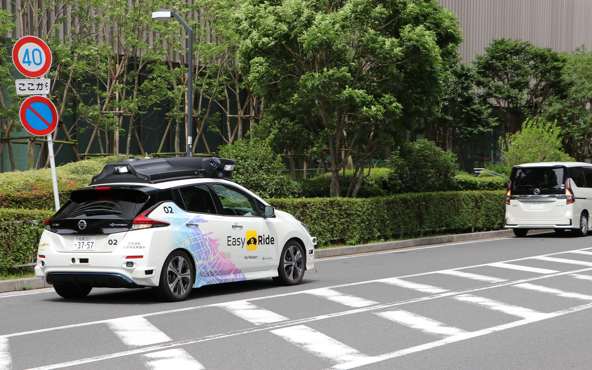 試乗後半のワンシーン。路上駐車しているミニバンにドライバーが戻ってきて、運転席に乗り込んでいたので自動運転車が一時停止。少し待って駐車状態のミニバンが走り出さないことを確認し、右側を通過していった