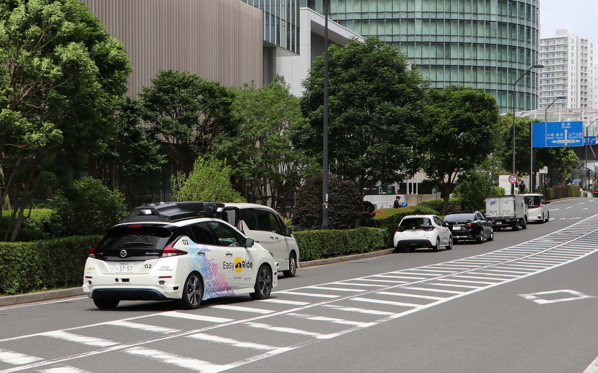 試乗後半のワンシーン。路上駐車しているミニバンにドライバーが戻ってきて、運転席に乗り込んでいたので自動運転車が一時停止。少し待って駐車状態のミニバンが走り出さないことを確認し、右側を通過していった