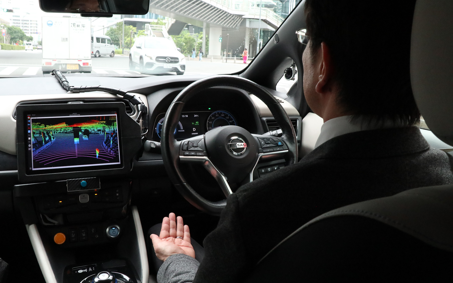 ACCの表示を使い、メーターパネルのアドバンスドドライブアシストディスプレイに「現在車両が制限速度何km/hを上限に走行する設定になっているか」を表示。幹線道路から脇道に入ると35km/h、30km/hと表示内容が変わっていくことも確認できた